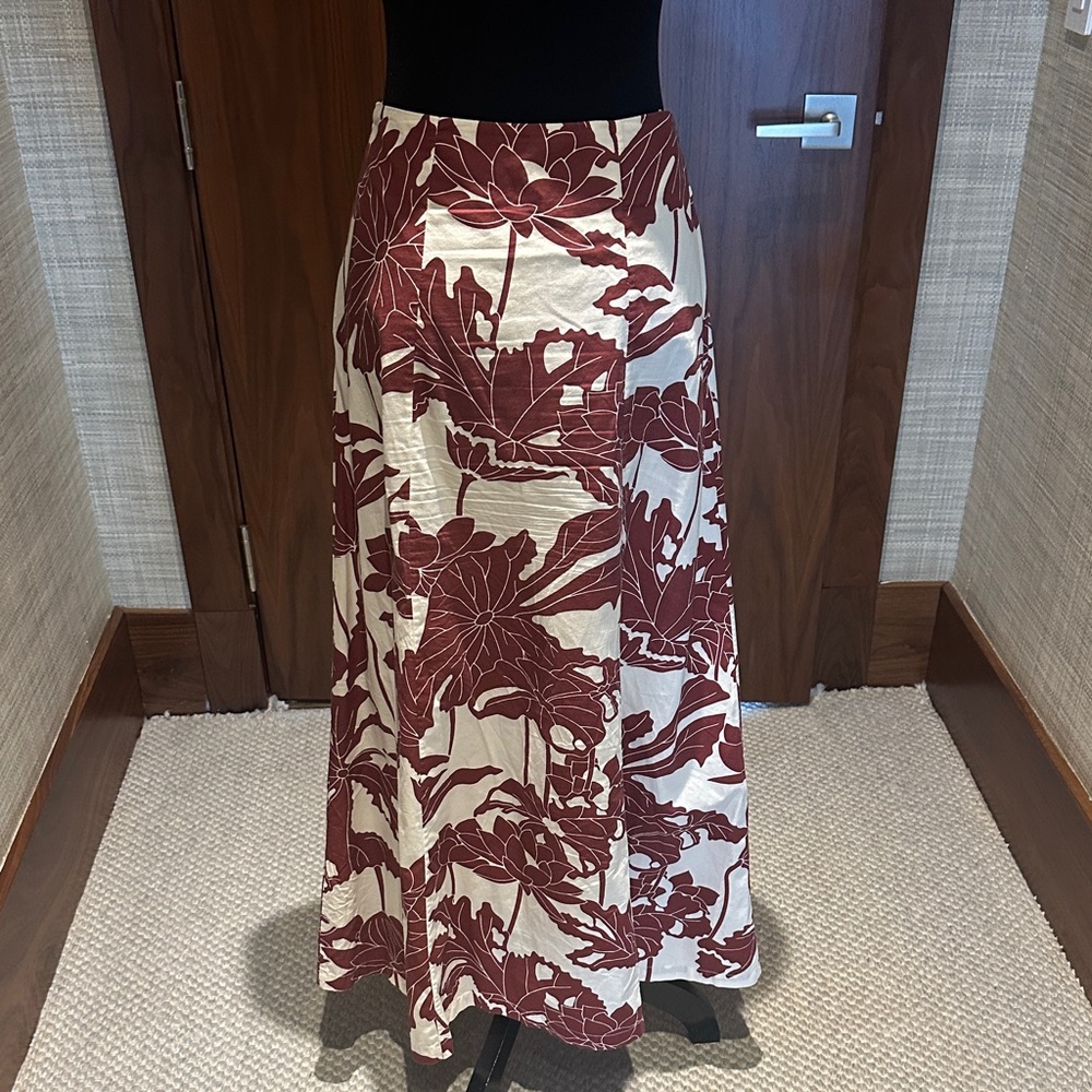 Elegant Floral A-Line Skirt in Red and Cream - Picture 3 of 5